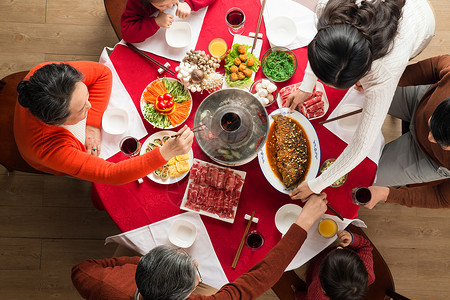 30多岁六个人火锅幸福家庭过年吃团圆饭高清图片