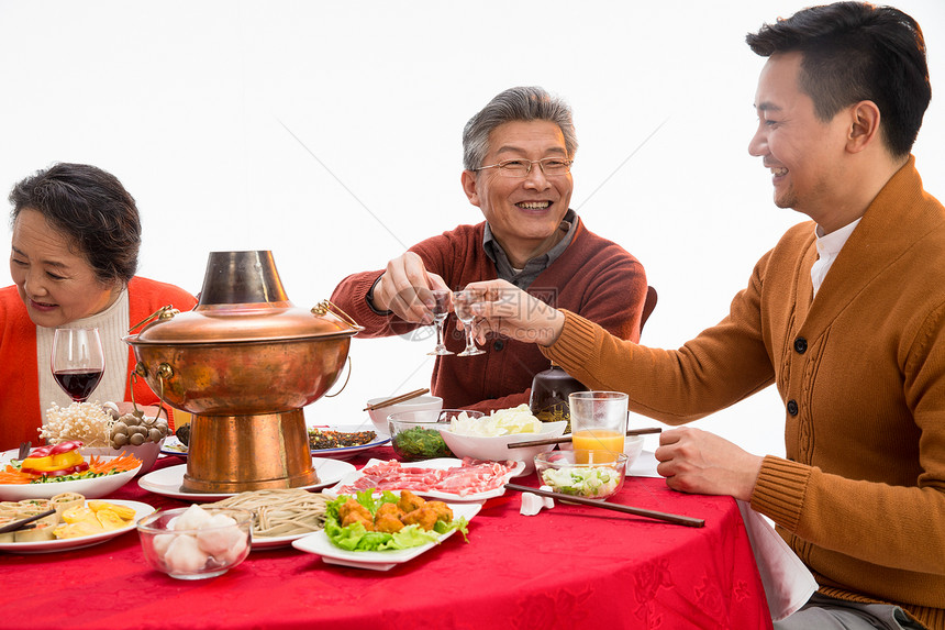 父子俩吃年夜饭喝酒图片