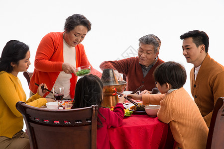 喜庆饮料女人幸福家庭过年吃团圆饭图片