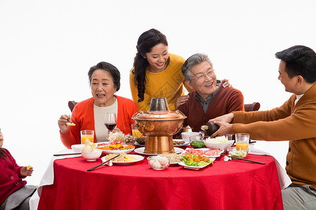 背景分离水平构图喜庆幸福家庭过年吃团圆饭肉高清图片素材