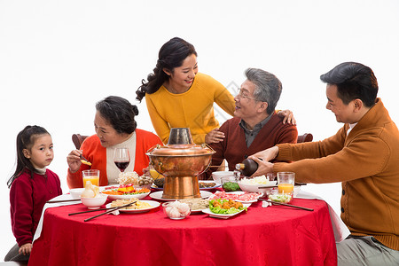 餐桌春节酒杯幸福家庭过年吃团圆饭高清图片