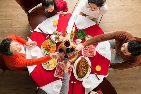 餐桌20到24岁传统庆典幸福家庭过年吃团圆饭高清图片