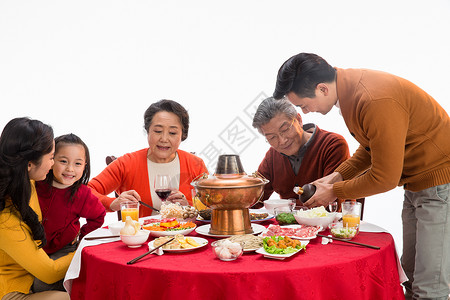 白昼影棚拍摄五个人幸福家庭过年吃团圆饭祝福高清图片素材