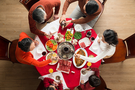 喜庆有鱼素材幸福家庭过年吃团圆饭背景