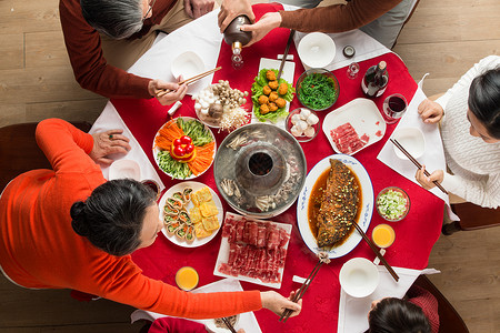 全家福幸福家庭过年吃团圆饭涮羊肉高清图片素材