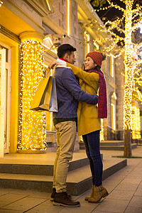 新年帽子都市风光冬天25岁到29岁快乐情侣逛街购物背景