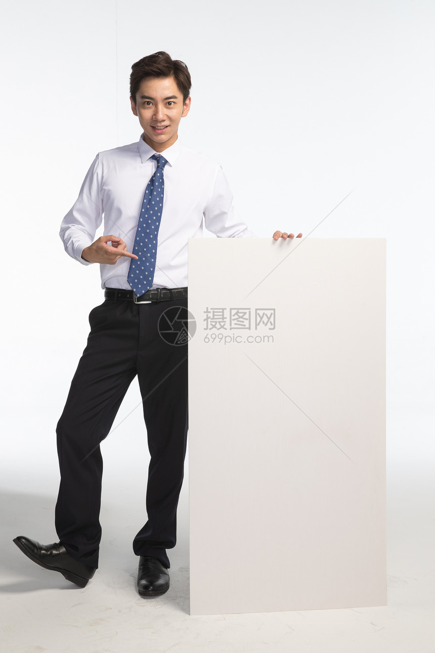 白领自信亚洲人商务青年男人和白板图片