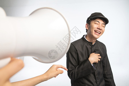 面部表情扩音器青年人复古青年女人对着青年男人呼喊中国文化高清图片素材