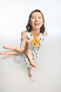 笑脸青年亚洲年轻女孩伸手抓图片