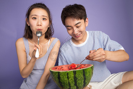 吃西瓜的男人时尚青年男女吃西瓜背景