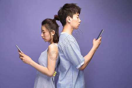 女性性格专心生气人际关系各自玩手机的青年情侣背景