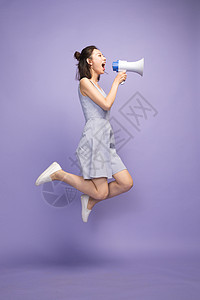 紫色扩音器休闲活动公告信息户内年轻女孩拿着话筒背景