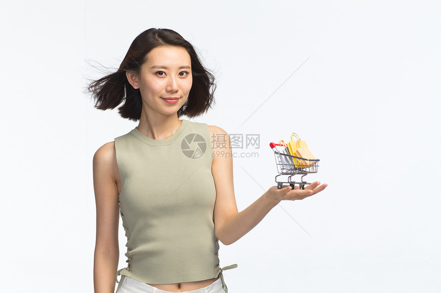 时尚美女东方人青年女人手托着购物车图片