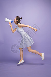 紫色扩音器满意造型宣传年轻女孩拿着话筒背景