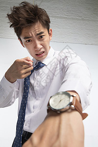 时间亚洲人成年人戴着腕表的商务青年男人图片
