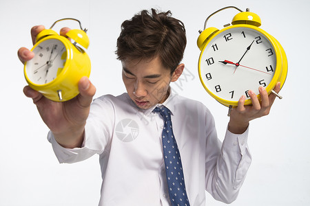 时间设置标志个数字努力商务青年男人拿着闹钟背景