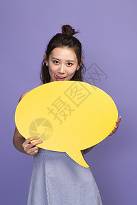 消息框紫色背景消息自由青年女人拿着对话框背景