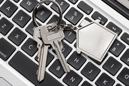 安全住房问题英文字母键盘上的钥匙与吊饰图片