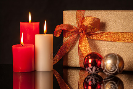 圣诞节礼品盒与蜡烛图片