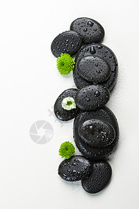 水滴装饰黑色堆叠鹅卵石与菊花背景