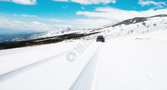 汽车行驶在雪地上背景图片