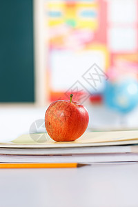 学习课桌教科书苹果放在书本上图片