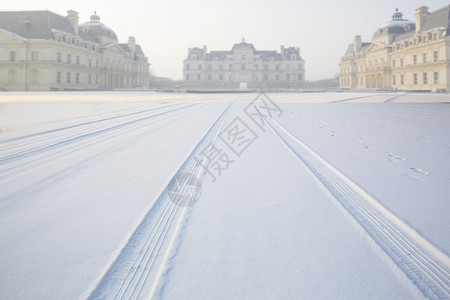 雪地上的轮胎印风景高清图片素材