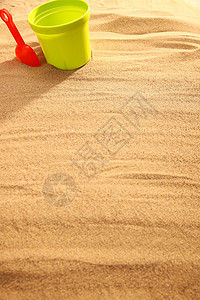红色铲子玩具度假沙滩静物背景