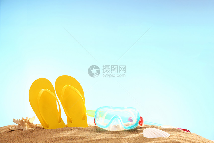 贝壳和无人沙滩拖鞋图片