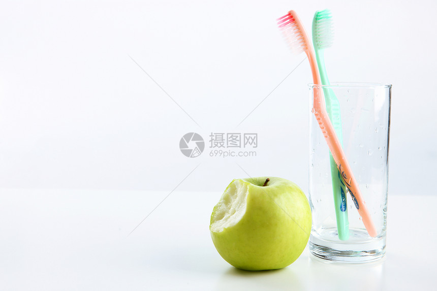 口腔卫生青苹果和牙刷图片