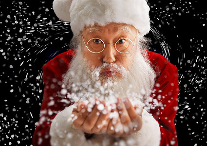 红色故事圣诞老人捧着雪在吹背景