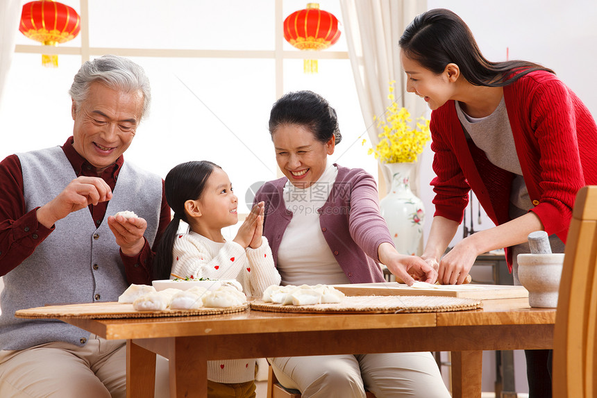 祖父户内温馨快乐家庭过新年包饺子图片