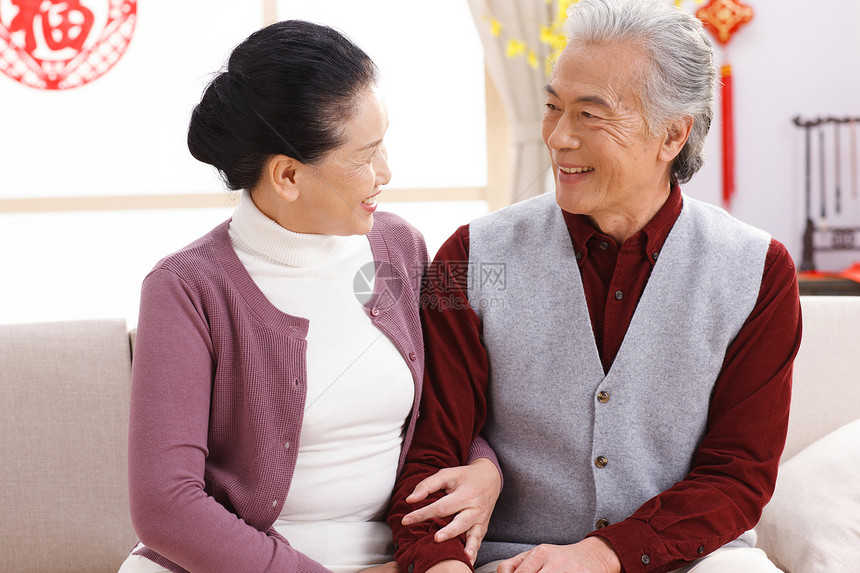 老年人老年女人东方人幸福的老年夫妇图片