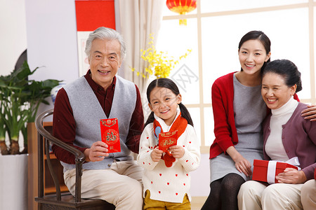拿红包的女孩水平构图彩色图片可爱的快乐家庭新年拿红包背景