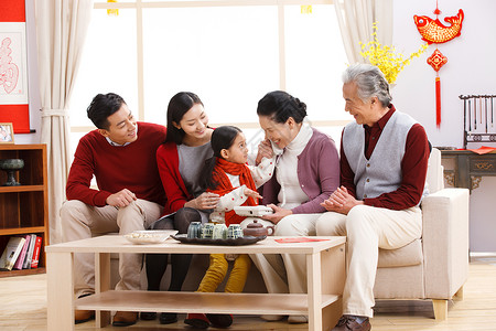 亚洲人沙发庆祝快乐家庭新年大团圆背景图片