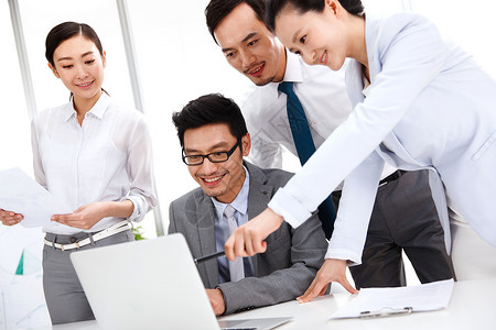 全球团队微笑全球商务权威商务男女在办公室工作背景