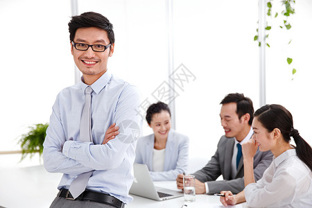 销售市场经理市场营销眼镜商务男女在办公室工作背景