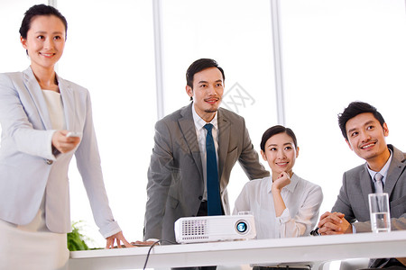 团队商务男女在会议室工作图片