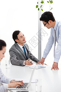 商务男女在会议室工作讨论图片