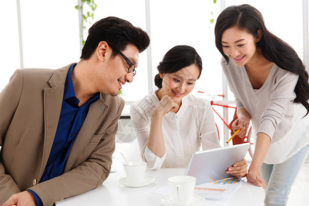 中年美女平板电脑活力亚洲东方商务男女在工作背景