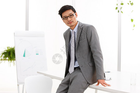 东方新创企业办公桌成功的商务中年男人图片