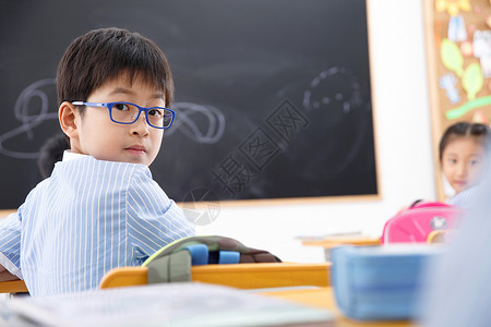 看未成年素材小学男生在教室里回头看背景