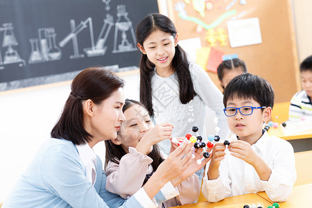 感知女教师和小学生在教室里背景