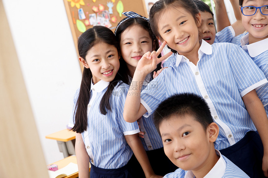 小学生在教室里图片