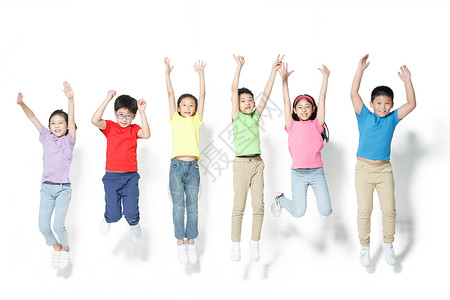 生长高举手臂欢乐的小学生跳跃高清图片