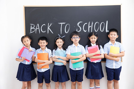 穿短裙女孩可爱的小学生在教室里背景