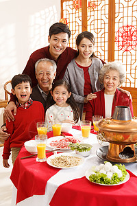 端着羊肉男人祖父食品儿童幸福家庭过年吃团圆饭背景