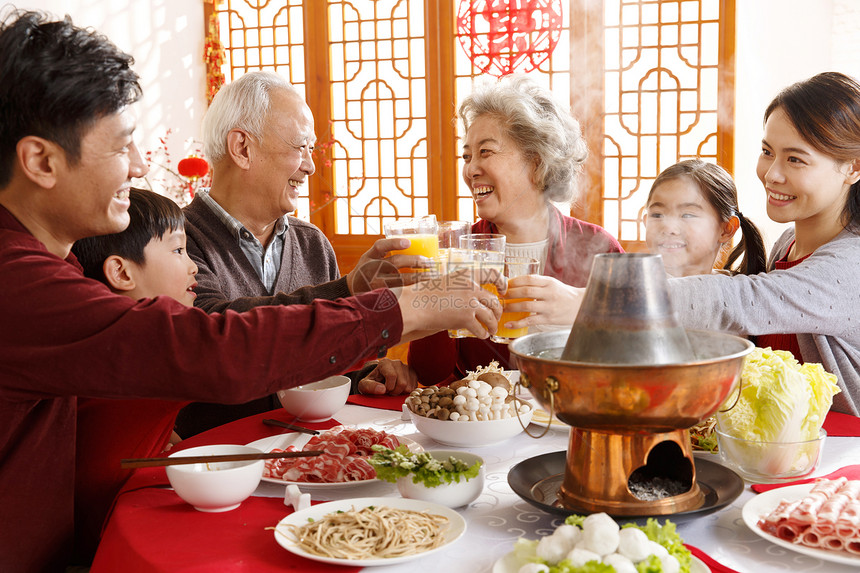 祖父关爱传统庆典幸福家庭过年吃团圆饭图片