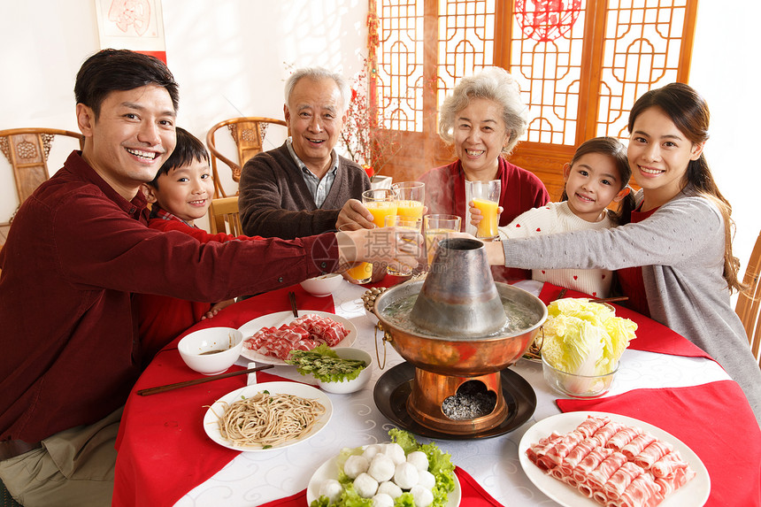 快乐中年男人传统幸福家庭过年吃团圆饭图片