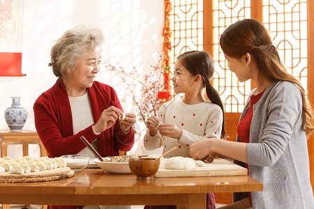 聚会女孩住宅房间幸福家庭过年包饺子图片